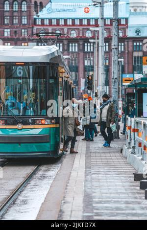 Una splendida vista dei mezzi di trasporto locali e delle persone a Helsinki, Finlandia Foto Stock