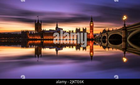 Le grandi riflessioni di ben sul Tamigi di notte Foto Stock