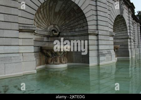 Parigi, Francia. 2nd ago 2022. Fontana di fronte al Sacré Coeur visto spento come tutta la Francia su allarme siccità. Credit: Aldercy Carling/ Alamy Live News Foto Stock