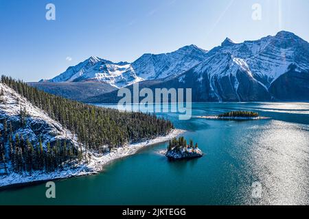 Il bellissimo paesaggio invernale con il lago e le montagne. Natura canadese. Foto Stock