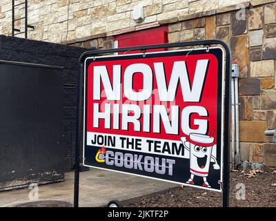 Augusta, GA Stati Uniti d'America - 03 08 22: Cookout fast food ora Hiring segno Foto Stock