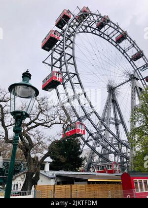 Vista dal basso angolo di Riesenrad, punto di riferimento di Vienna, Austria Foto Stock