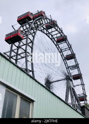 Vista dal basso angolo di Riesenrad, punto di riferimento di Vienna, Austria Foto Stock