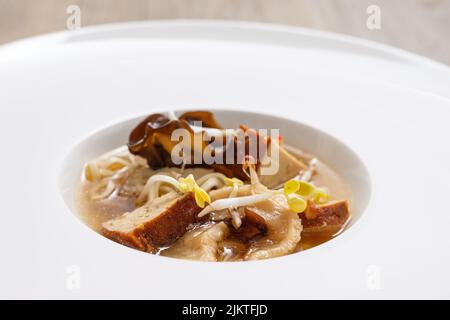 Zuppa di ramen con germogli e funghi tofu in un ristorante Foto Stock