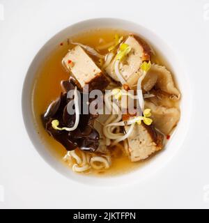 Zuppa di ramen con germogli di tofu e funghi dall'alto Foto Stock