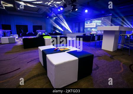 Uno splendido interno di una sala con luce blu illuminata per una festa aziendale Foto Stock