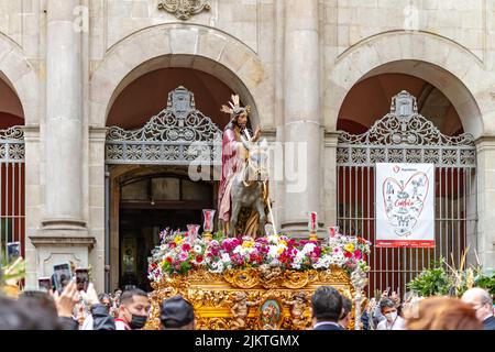 BARCELLONA, SPAGNA - 10 APRILE 2022: Processione della Borriquita (Domenica delle Palme) e fraternità del Padre nostro Gesù di grande potenza che lascia la Curca Foto Stock