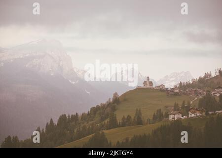 Un bellissimo scatto di una cattedrale posta su una collina di giorno. Foto Stock