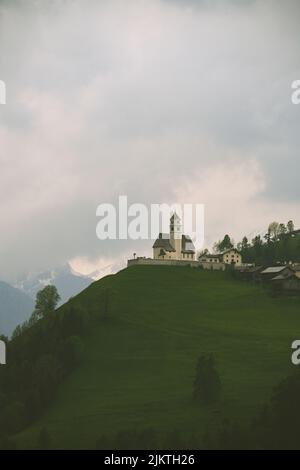 Uno scatto verticale di una cattedrale posta su una collina di giorno. Foto Stock