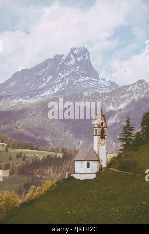 Uno scatto verticale di una cattedrale posta su una collina a la Valle. Foto Stock