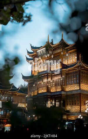 Una vista verticale dell'attrazione turistica di Yixiulou a Shanghai, Cina Foto Stock