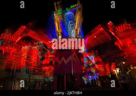 Alla luce tracce da 'evoluzione' in primo piano e "Air" in background a St Giles fiera, Oxford. Settembre 2012 Foto Stock