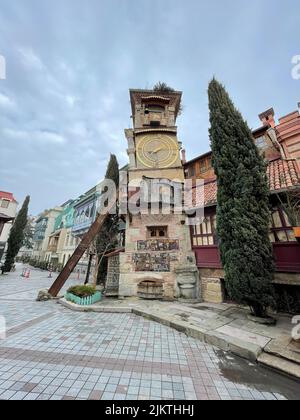 Un colpo verticale della torre dell'orologio pendente di Tbilisi a Tbilisi, Georgia Foto Stock