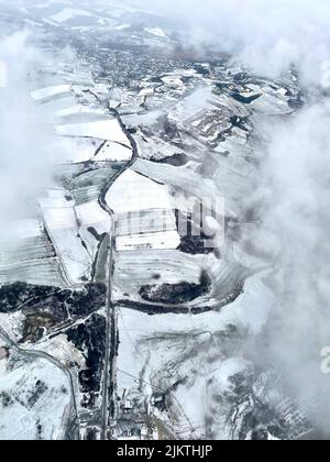 Una vista aerea verticale di Istanbul coperta di neve da una finestra piana Foto Stock