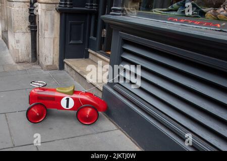 Un primo piano di una macchina giocattolo sul marciapiede di Covent Garden Foto Stock