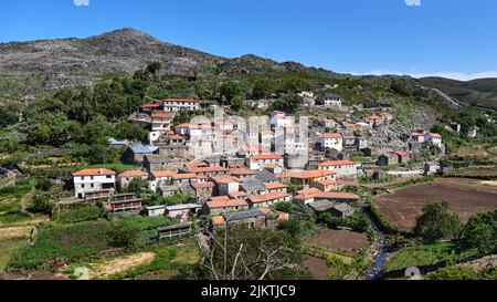 Un paesaggio di vecchio villaggio circondato da montagne e campagna selvaggia in Arouca, Portogallo Foto Stock