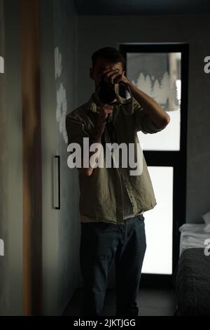 Primo piano di un fotografo che scatta una foto Foto Stock