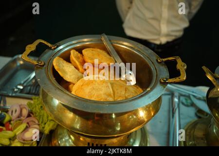 Un concentrato selettivo di un piatto indiano locale chiamato Kulcha Foto Stock