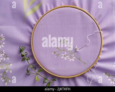 Calze da ricamo vintage in legno tessuto molto peri color con motivo per ricamo a mano, posa piatta Foto Stock