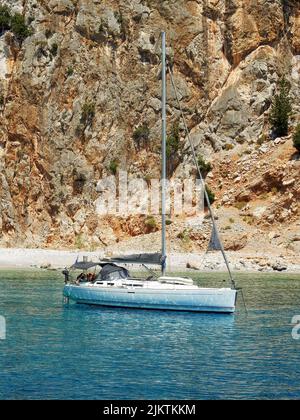 SYMI, GRECIA - 09 LUGLIO 2021: La baia di San Giorgio è una tappa molto popolare per i turisti per fare una nuotata nelle acque turchesi Foto Stock