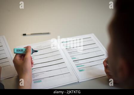 Un primo piano di una scrittura maschile su notebook Foto Stock