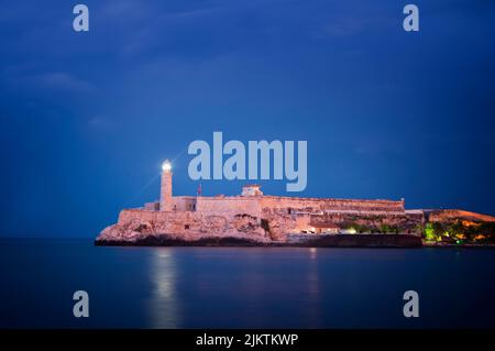 Una vista del faro di Faro Castillo del Morro a l'Avana, Cuba di notte Foto Stock