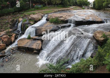 Una cascata rocciosa nel centro di Greenville, Carolina del Sud, Stati Uniti Foto Stock