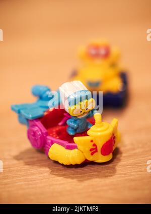 Una verticale del marchio Magicbox Super Things frigorifero-forma figurina giocattolo della squadra criminale seduto in un veicolo Foto Stock