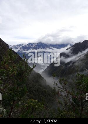 Un'antenna verticale del Sentiero Inca in verdi Ande montagne coperte di nuvole in Perù Foto Stock