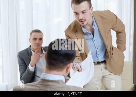 dipendente capo che dà la lezione reprimand business Foto Stock