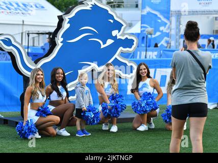 ALLEN PARK, MI - AGOSTO 03: I tifosi scattano foto con Detroit Lions Cheerleaders durante il campo di formazione Lions il 1 agosto 2022 presso il Detroit Lions Training Camp di Allen Park, MI (foto di Allan Dranberg/CSM) Foto Stock