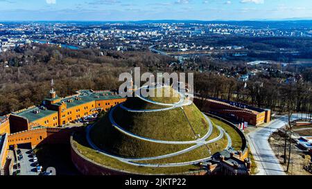 Un'immagine panoramica del monumento del tumulo di Kosciuszko a Cracovia, in Polonia, circondato da edifici e da una foresta Foto Stock