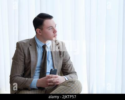 uomo d'affari serio sicuro e mirato elegante Foto Stock