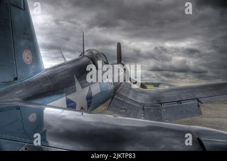 Il Veught F4U della seconda guerra mondiale Corsair contro il cielo tempestoso. New Haven, Stati Uniti. Foto Stock