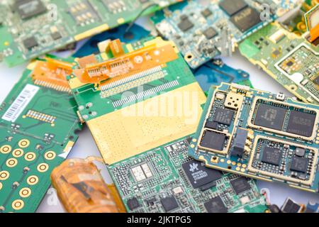 Primo piano di una scheda principale di un telefono cellulare contenente oro Foto Stock