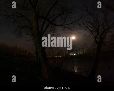 Luna piena che sorge sul fiume Staunton di notte vicino al parco inglese Altavista Virginia Foto Stock