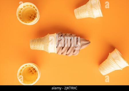 Un gelato al cioccolato su sfondo giallo Foto Stock