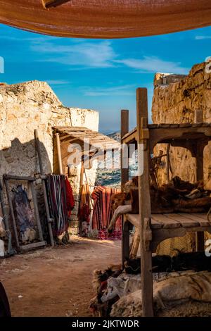Uno spaccato verticale di un vecchio sentiero stretto del villaggio di Zriba Olya in Tunisia Foto Stock