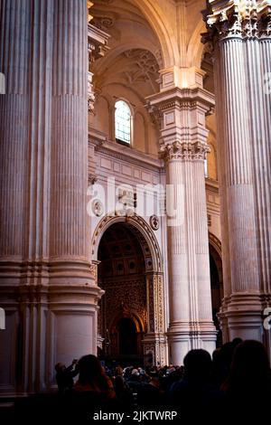 Uno scatto verticale dell'interno della Cattedrale di Granada, Andalusia, Spagna Foto Stock