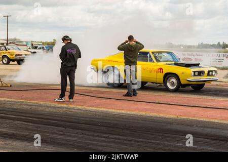 CUDA Dragster facendo un burnout con fumo prima di trascinare gara. Burnout alla linea di partenza Foto Stock