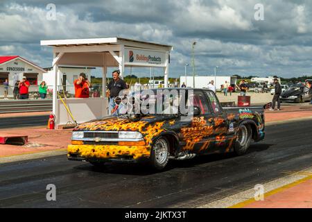 Camion da corsa alla linea di partenza di una corsa di resistenza al Gimli Motor speedway Foto Stock