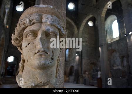 Bella statua in marmo della testa della dea Giunone romana risalente al i secolo a.C. Si trova nella Chiesa di San Pietro di Vienne. Foto Stock