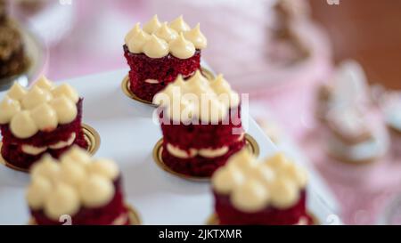 Un primo piano di biscotti per l'acquazzone del bambino Foto Stock