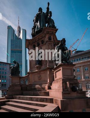 Uno scatto verticale del Monumento a Johannes Gutenberg a Francoforte per l'invenzione della macchina da stampa Foto Stock