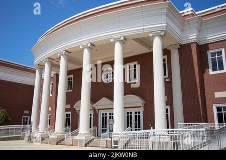 Columbia County, GA USA - 08 20 21: Vista laterale dell'ingresso del tribunale della contea di Columbia Foto Stock