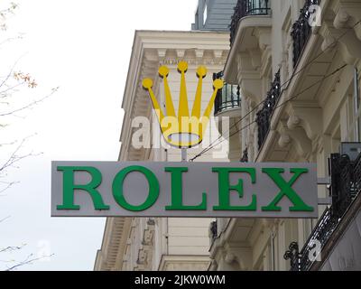 Rolex segno (produzione di orologi di lusso) appeso su una parete al di fuori del negozio nella famosa via Kaerntner a Vienna Foto Stock