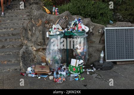 Parigi, Francia. 2nd ago 2022. I bidoni della spazzatura traboccano alla piazza Louise-Michel di fronte al Sacré Cœur. Credit: Aldercy Carling/ Alamy Live News Foto Stock