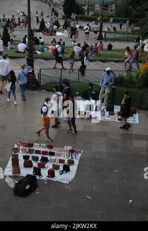 Parigi, Francia. 2nd ago 2022. Mercanti cellulari e souveniers in piazza Louise-Michel Parigi dove turisti e locali si riuniscono per guardare il tramonto. Credit: Aldercy Carling/ Alamy Live News Foto Stock