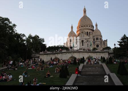 Parigi, Francia. 2nd ago 2022. Le persone si riuniscono in Piazza Louise Michel di fronte alla Basilica del Sacré Coeur de Montmartre per godersi il tramonto. Credit: Aldercy Carling/ Alamy Live News Foto Stock