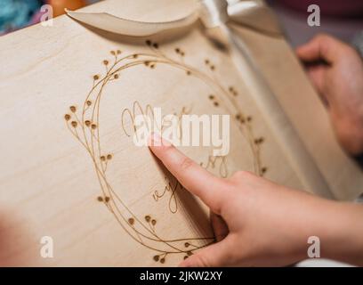 Un primo piano del libro degli ospiti di legno di nozze Foto Stock